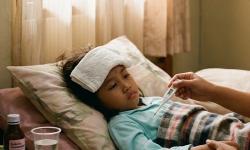 Demam Anak Turun Belum Tentu Sudah Sembuh, Dokter Ingatkan Gejala Berbahaya Ini