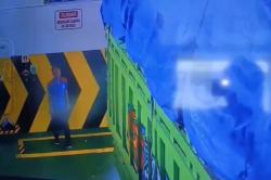 Terekam CCTV! ABK Tewas Terjepit Truk saat Atur Kendaraan Masuk Kapal di Pelabuhan Merak