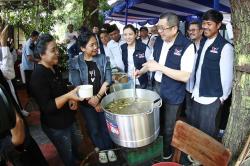 Momen Hary dan Angela Tanoesoedibjo Rayakan Iduladha bersama Warga Paseban