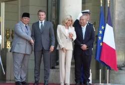 Momen Prabowo Disambut Hangat Macron dan Istri di Istana Elysee