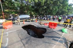 Lubang Besar di Jalan Raya Lenteng Agung, Akses Jakarta-Depok Macet Parah
