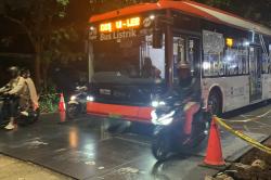 Sempat Terdampak Jalan Ambles di Lenteng Agung, Transjakarta Melintas Normal