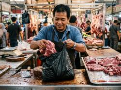 Bahaya Plastik Hitam Dipakai Bungkus Daging, Bisa Picu Gangguan Saraf hingga Kanker
