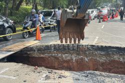 Jalan Lenteng Agung Jaksel Amblas, Lalu Lintas Arah Depok Macet Parah