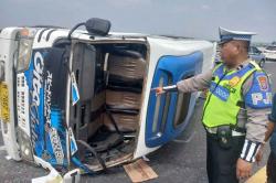 Kecelakaan Mobil Rombongan Pengantin di Tol Jombang-Mojokerto, 10 Penumpang Luka