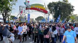Fun Walk HUT ke-76 Kotabaru: Ribuan Warga Ikuti Jalan Sehat dan Tukar Sampah Plastik dengan Sembako