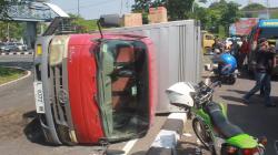 Kecelakaan di Bundaran Taman Pelangi Surabaya, Truk Penuh Muatan Terguling