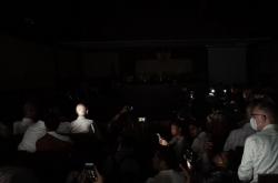 Nadiem Bacakan Pembelaan, Ruang Sidang Sempat Gelap Gulita