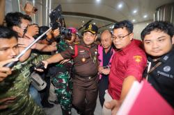 Tampang Lesu Eks Kepala BGN Dadan Hindayana Diborgol-Pakai Baju Tahanan Kejagung