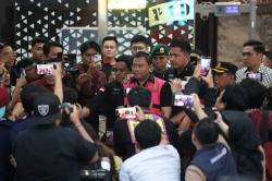Penampakan 2 Eks Wakil Kepala BGN Kenakan Rompi Tahanan Kejagung