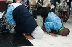 Momen Haru Kedatangan Jemaah Haji Kloter 1 Solo, Sujud Syukur Pulang dari Tanah Suci