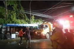 Pohon Mahoni Berusia 100 Tahun Tumbang Timpa 4 Rumah di Medan, 2 Anak Jadi Korban