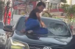 Penyebab Mobil Fortuner Dirusak Massa di Tanah Abang, Pengemudi Klakson Berulang Kali