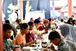 Momen Prabowo Makan Siang Bareng Siswa Sekolah Rakyat, Menunya Nasi Pakai Ayam dan Telur
