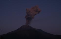 Gunung Lewotobi Laki-Laki Meletus Dahsyat Malam Ini, Semburkan Abu Vulkanik 1.500 Meter