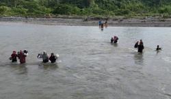 Jembatan Putus, Puluhan Siswa SD di Aceh Barat Nekat Seberangi Sungai