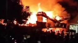 Kebakaran Hebat 2 Rumah di Makassar, Belasan Mobil Pemadam Dikerahkan