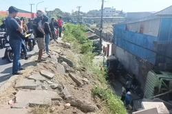 Kecelakaan Truk 10 Roda Jatuh dari Jembatan Overpass Makassar, Timpa 2 Rumah Warga