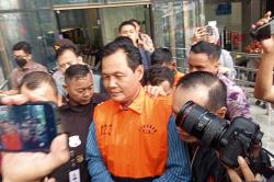 Tampang Bupati Muara Enim Edison Pakai Rompi Oranye Tahanan KPK