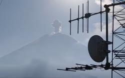 Gunung Semeru Erupsi Muntahkan Abu Vulkanik 800 Meter, Waspadai Awan Panas