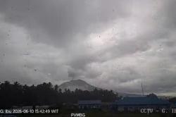 Gunung Ibu Erupsi Setinggi 500 Meter, Warga Diminta Jauhi Kawah