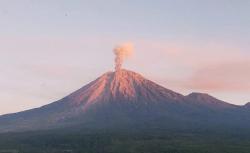 Gunung Semeru Erupsi Pagi Ini, Semburkan Abu Vulkanik Setinggi 1.200 Meter