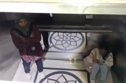 Dramatis! 2 Mahasiswi UPN Veteran Jatim Syok dan Menangis Terjebak Lift Macet di Kampus