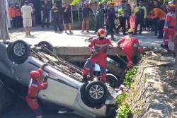 Kecelakaan di Surabaya, Mobil Sedan Ditumpangi Ibu dan Anak Tercebur ke Sungai