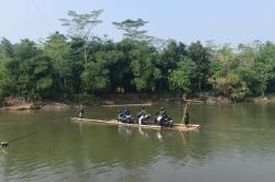 Potret Transportasi Tradisional untuk Menyeberangi Sungai Cisadane