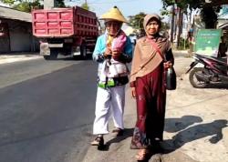 Viral Jemaah Haji Lansia Jalan Kaki 34 Km dari Boyolali ke Semarang Penuhi Nazar