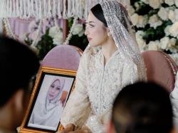 Tangis Jennifer Coppen Pecah, Peluk Foto Mendiang Ibu di Pengajian Jelang Menikah