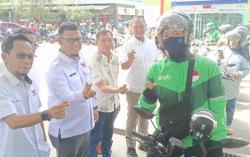 Jumat Berkah, Perindo Sultra Bagikan 500 Kupon BBM Pertamax Gratis ke Ojol dan Warga
