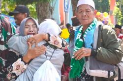 Tangis Bahagia Warnai Kepulangan Jemaah Haji Bojonegoro, Disambut Para Keluarga