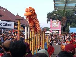 Atraksi Barongsai Gratis Jadi Hiburan di PRJ 2026, Anak-anak Berebut Beri Angpao