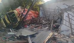 Braak! Truk Angkut 6 Ton Kayu Tabrak Rumah dan Warung di Mojokerto, 3 Luka-Luka