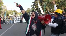 Emak-Emak Turun ke Jalan Ikut Demo di Cirebon, Lantang Berorasi Sampaikan Aspirasi