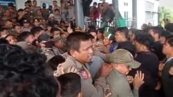 Demo di DPRD Sultra Ricuh, Mahasiswa dan Petugas Saling Dorong