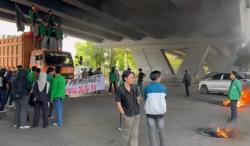 Demo Mahasiswa di Flyover Makassar Memanas, Massa Bakar Ban hingga Sandera Truk