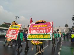 BEM SI Jakarta Bawa 2 Karangan Bunga saat Gelar Demo di Gedung DPR
