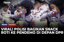 Bikin Adem! Polisi Bagikan Roti ke Pendemo di Depan Gedung DPR