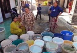 Dampak Darurat Kekeringan, Emak-Emak di Klabang Bondowoso Serbu Droping Air Bersih