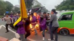 Demo di Depan Istana Bogor Diwarnai Bakar Ban, Api Menyambar Mahasiswa dan Polisi