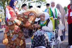 Alhamdulillah! 176 Jemaah Haji Kebumen Tiba di Tanah Air, Disambut Haru Keluarga