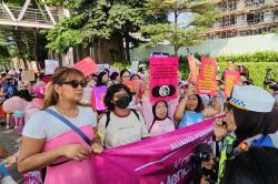 Aliansi Perempuan Long March ke Istana, Bawa Beragam Poster hingga Alat Dapur