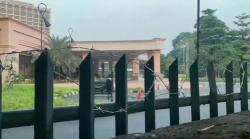Hotel Sultan Dipagari Kawat Berduri dan Spanduk Penolakan jelang Eksekusi
