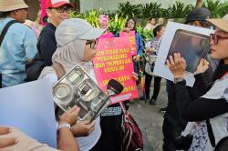 Massa Aliansi Perempuan Demo di MH Thamrin Jakarta, Bawa Panci hingga Ompreng