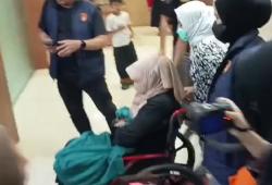 Dokter Tifa Pakai Kursi Roda hingga Dibopong usai Cek Kesehatan, Ada Apa?