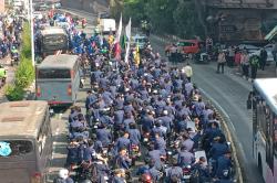 Hendak Demo di DPR, Ratusan Mahasiswa Trisakti Konvoi dari Tugu 12 Mei