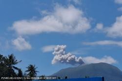 Gunung Ibu Erupsi Siang Ini, Kolom Abu Tebal Capai 400 Meter dari Puncak