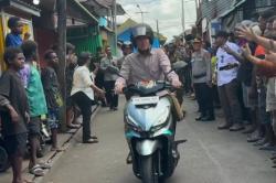 Gibran Blusukan Keliling Agats Papua Selatan, Naik Motor Listrik